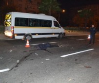 İzmir'de Otomobil Üst Geçidin Ayağına Çarptı Açıklaması 2 Ölü, 3 Yaralı