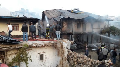 Otomobilde Çıkan Yangın Evleri Kül Etti
