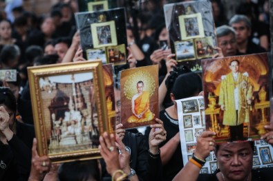 Tayland Halkı Kralları İçin Gözyaşı Döküyor