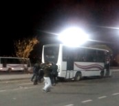 SIVAS CUMHURIYET ÜNIVERSITESI - Yolda Kalan Midibüsü Öğrenciler İtti