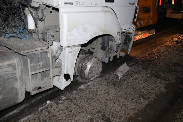 Otoyolda ters şeritten ilerleyen TIR, trafikte dehşet saçtı