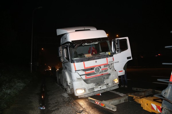 Otoyolda ters şeritten ilerleyen TIR, trafikte dehşet saçtı