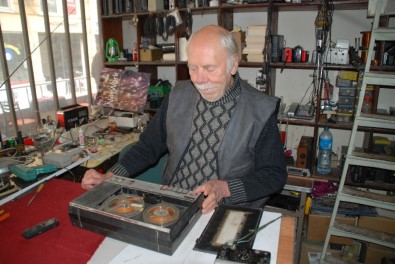 58 Yıldır Radyo Tamir Ediyor