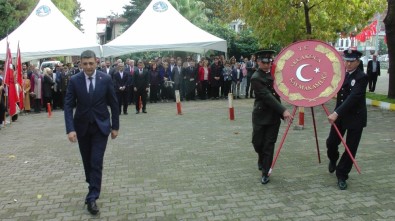 Akçakoca'da 29 Ekim Cumhuriyet Bayramı Çelenk Sunumu İle Başladı