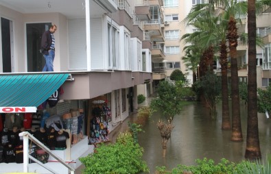 Alanya'da Hortum Ve Yağmur Hayatı Felç Etti