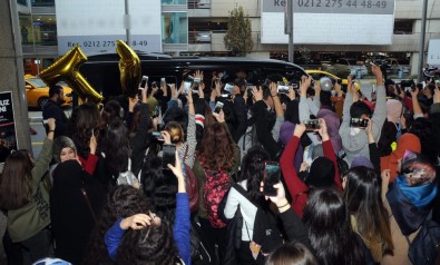Atatürk Havalimanı'nda Güney Koreli Müzik Grubu İzdihamı