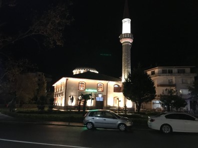 Çuhallı Camisinin Aydınlatması Görenleri Büyülüyor