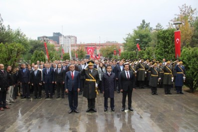 Diyarbakır'da 29 Ekim Nedeniyle Atatürk Anıtı'na Çelenk Sunuldu