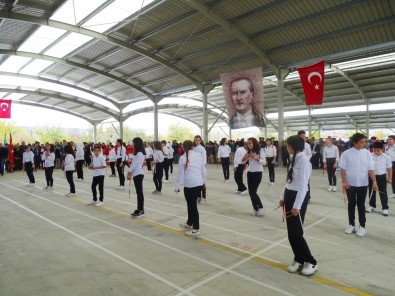 35 Öğrencinin 'Erik Dalı' Oyunu İzleyenleri Coşturdu