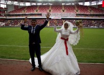 MEHMET ÖZ - Düğünden Çıkıp İşitme Engelliler Milli Maçına Geldiler