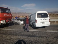 Otomobil Ve Minibüs Kafa Kafaya Çarpıştı Açıklaması 3 Yaralı