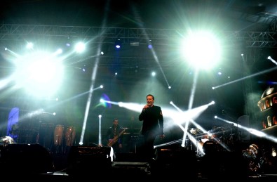 Şarkıcı Edis, Cumhuriyet Şöleni'nde Bursa'da Binlerce Kişiyi Coşturdu