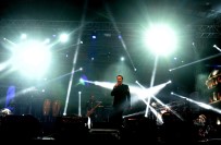 Şarkıcı Edis, Cumhuriyet Şöleni'nde Bursa'da Binlerce Kişiyi Coşturdu