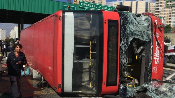 İstanbul Bahçeşehir'de otobüs devrildi