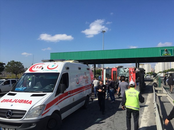 İstanbul Bahçeşehir'de otobüs devrildi