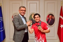 Başkan Hilmi Türkmen'den Dünya Şampiyonu'na Ödül