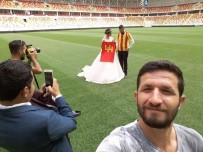 DÜĞÜN HEDİYESİ - Düğün Fotoğraflarını Stadyumda Çektirdiler