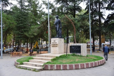 Erbaa Cumhuriyet Meydanı'ndaki Atatürk Anıtı Yenilenecek