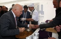 SEYFETTIN AZIZOĞLU - Erzurum'da Vatandaşlara Aşure Dağıtıldı