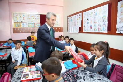 Gaziantep'te 100 Bin Öğrenciye Boyama Seti Dağıtıldı