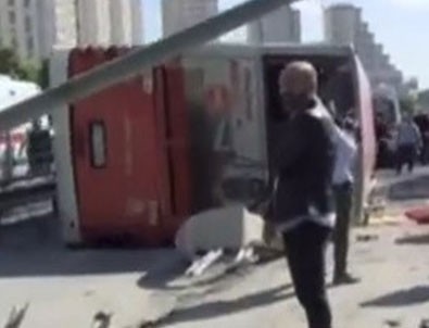 İstanbul Bahçeşehir'de otobüs devrildi