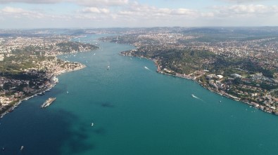 Turkuaz Rengine Bürünen İstanbul Boğazı Havadan Görüntülendi