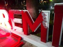 EDREMIT BELEDIYESI - Şehir Magandaları Turistler İçin Yapılan Işıklı Logo Yazıyı Parçaladı