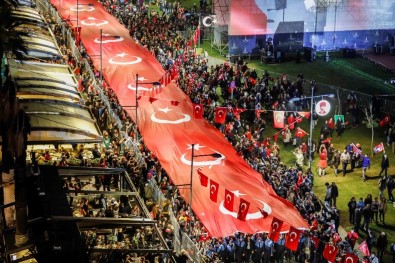 350 Metrelik Türk Bayrağını Kutsal Emanet Gibi Taşıdılar