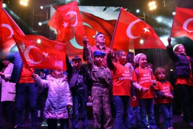 Aliağa'da Cumhuriyet Kutlamalarına On Binler Katıldı