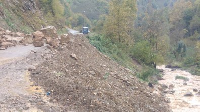 Gümeli'de Heyelan Nedeniyle Yol Trafiğe Kapatıldı