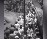 Halk darbecilerin tankını üzerine örtü örterek durdurmaya çalışmış