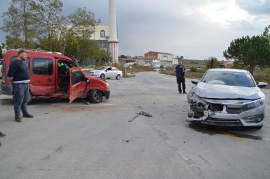 Otomobil İle Kamyonet Çarpıştı Açıklaması 2 Yaralı