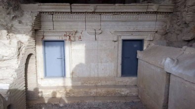 Perge Antik Kentindeki Anıt Mezarlara Zarar Verildiği İddiası