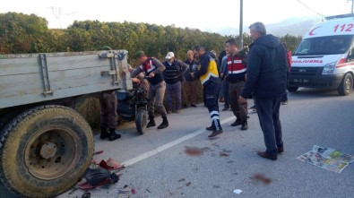 Sakarya'da Motosiklet Park Halindeki Traktör Römorkuna Çarptı Açıklaması 1 Ölü, 1 Yaralı