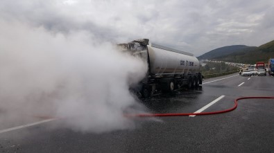 TEM Otoyolu'nda Bitkisel Yağ Yüklü Tanker Alev Alev Yandı