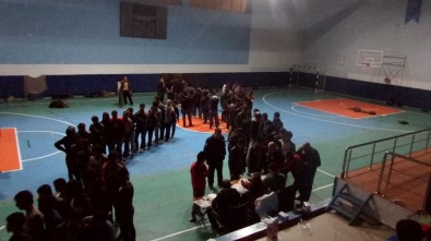 Tosya'da Yakalan Göçmenler Spor Salonunda Tutuluyor