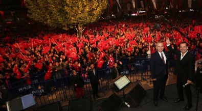 Vatandaşlar Cumhuriyet Bayramında Ferhat Göçer'le Eğlendi