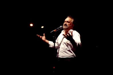 Volkan Konak Yağmur Altında Konser Verdi