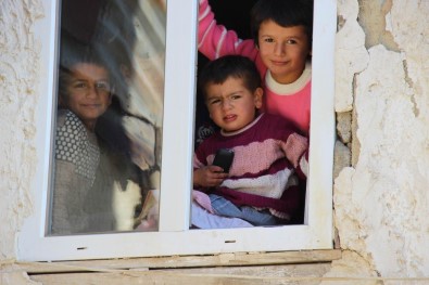 6 Kişilik Aile Tek Odada Yaşam Mücadelesi Veriyor