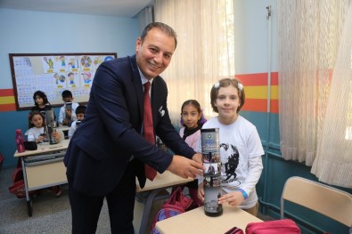 Gaziemir'de 45 Okula 2 Bin 500 Satranç Takımı Dağıtıldı