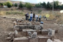 ARKEOLOJİK KAZI - Hasankeyf'te Artuklu Dönemine Ait 60 Mezar Bulundu