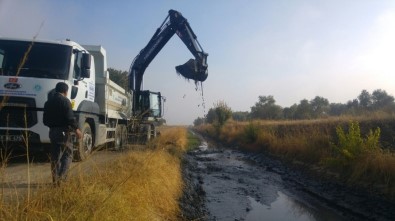 Karaali Mahallesinde Sulama Kanalları Temizleniyor