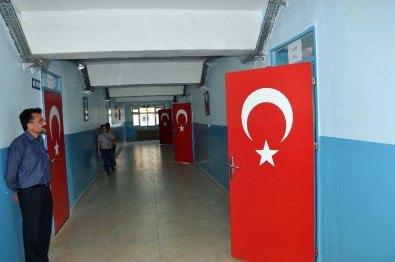 Ortaokuldaki Tüm Sınıfların Kapılarına Türk Bayrağı Resmedildi