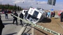 Polis Minibüsü İle Ticari Araç Çarpıştı Açıklaması 5 Yaralı