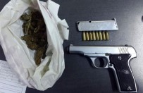 Polisin Şüphelendiği Araçtan Silah Ve Uyuşturucu Çıktı Açıklaması 2 Gözaltı