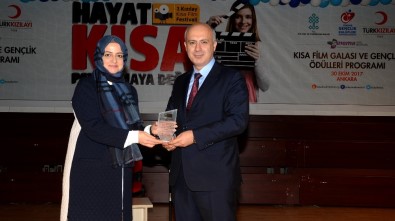 Prof. Dr. Çamsarı'ya 'Yılın Rektörü' Ödülü