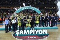 Fenerbahçe, Kupasını Fahri Kasırga Ve Osman Aşkın Bak'ın Elinden Aldı