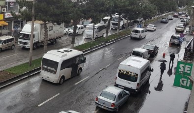 Tatvan'da Sağanak Yağış Etkili Oluyor