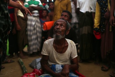 2 Arakanlı Genç Hasta Babasını 18 Gün Omuzlarında Taşıdı