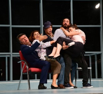 Adana Şehir Tiyatrosu 'Boyacı' İle Sezonu Açtı